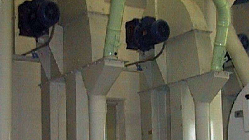 成都建筑起重机：揭秘其在现代建筑中的应用与挑战